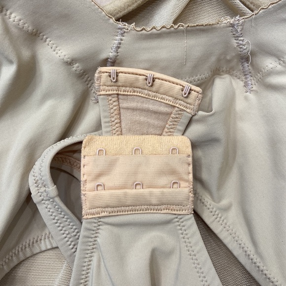 Le Mystere Sangria Bodysuit. Nude. Size 34DD - Picture 8 of 8